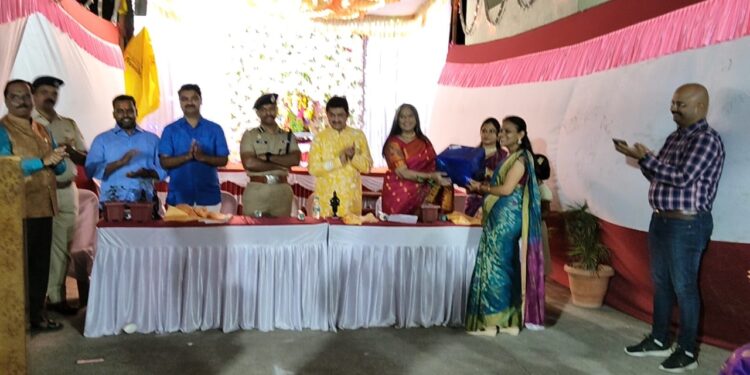 होम मिनिस्टर स्पर्धेच्या अंतिम फेरीमध्ये वनिता सतीश बोंद्रे यांचा प्रथम क्रमांक