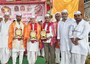 वारकरी प्रतिष्ठान आयोजित कार्यक्रमा मध्ये पुरस्कार वितरण संपन्न