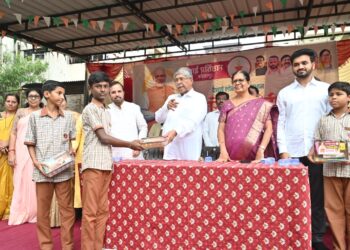 आई प्रतिष्ठानतर्फे ३०० विद्यार्थ्यांना मंत्री चंद्रकांत पाटील यांच्या हस्ते दैनंदिन वापराचे किट वाटप