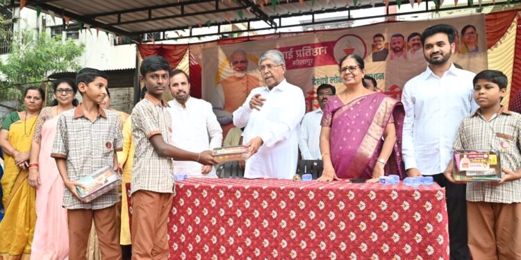 आई प्रतिष्ठानतर्फे ३०० विद्यार्थ्यांना मंत्री चंद्रकांत पाटील यांच्या हस्ते दैनंदिन वापराचे किट वाटप