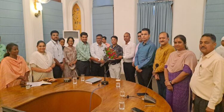 बदली झाल्यामुळे अतिरिक्त आयुक्त रवी पवार यांचा करण्यात आला सत्कार
