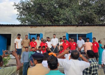 वडकबाळ व तिऱ्हे येथे जिल्हाधिकारी कुमार आशीर्वाद यांची भेट; पूरग्रस्तांना दिला धीर