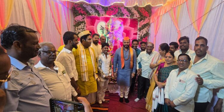 भवानी पेठचा राजा दिलखुष मंडळाच्या श्रींची आरती पालकमंत्री जयकुमार गोरे हस्ते मोठ्या भक्ती भावात संपन्न…