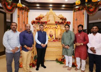 आमदार देवेंद्र कोठे आणि आमदार सचिन कल्याणशेट्टी यांनी घेतले मुख्यमंत्री देवेंद्र फडणवीस यांच्या घरातील बाप्पांचे दर्शन