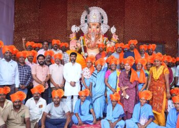 थोरला मंगळवेढा तालीम येथे आरोग्य सफाई कर्मचाऱ्यांच्या हस्ते गणरायाची महापूजा..