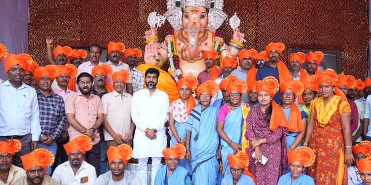 थोरला मंगळवेढा तालीम येथे आरोग्य सफाई कर्मचाऱ्यांच्या हस्ते गणरायाची महापूजा..