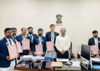 मध्य रेल्वेच्या सोलापूर विभागातील तिकीट तपासणी कर्मचाऱ्यांना महाकुंभमेळा २०२५ मध्ये सेवेबद्दल सन्मानित..