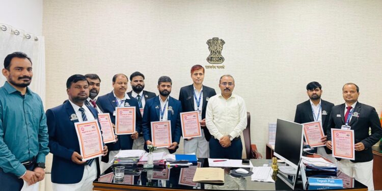 मध्य रेल्वेच्या सोलापूर विभागातील तिकीट तपासणी कर्मचाऱ्यांना महाकुंभमेळा २०२५ मध्ये सेवेबद्दल सन्मानित..