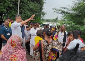 जिल्हाधिकारी यांच्याकडून मोहोळ, माढा व करमाळा तालुक्यात अतिवृष्टीने झालेल्या नुकसानीची पाहणी…