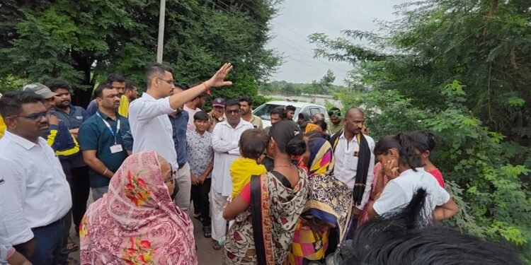 जिल्हाधिकारी यांच्याकडून मोहोळ, माढा व करमाळा तालुक्यात अतिवृष्टीने झालेल्या नुकसानीची पाहणी…