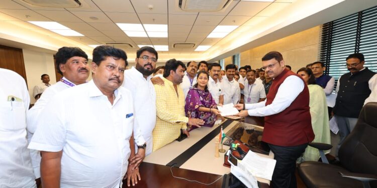 सोलापूर जिल्ह्यातील शेतकरी व नागरिकांच्या प्रश्नांवर खासदार प्रणिती शिंदे यांचे मुख्यमंत्री फडणवीस यांना निवेदन