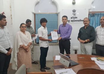 सोलापूर महानगरपालिका आयुक्त डॉ. सचिन ओम्बासे यांच्या हस्ते नव्या कर्मचाऱ्यांना नियुक्ती आदेश प्रदान करण्यात आले.