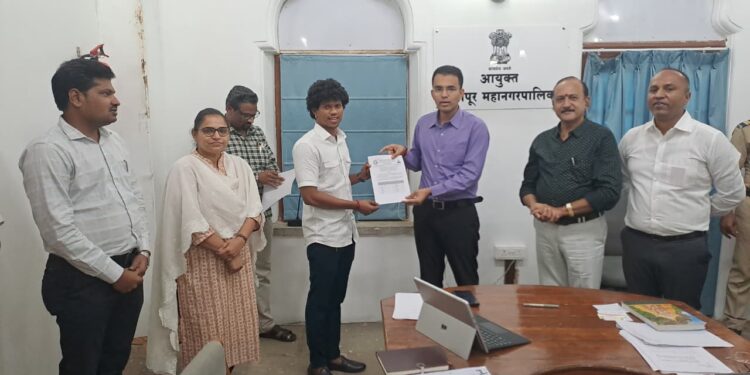 सोलापूर महानगरपालिका आयुक्त डॉ. सचिन ओम्बासे यांच्या हस्ते नव्या कर्मचाऱ्यांना नियुक्ती आदेश प्रदान करण्यात आले.