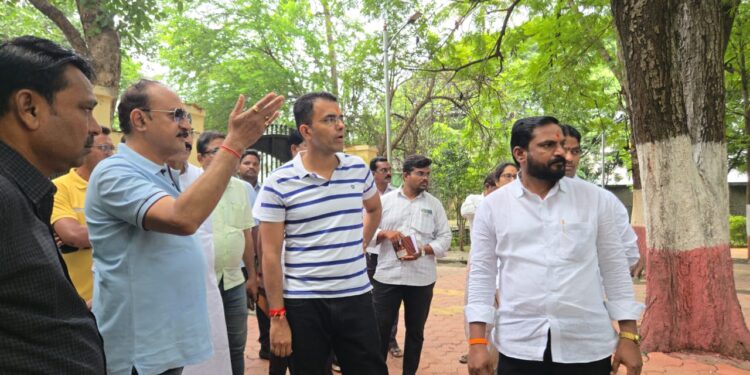 नवरात्र उत्सवाच्या पार्श्वभूमीवर महापालिका आयुक्त सचिन ओंबासे तसेच अधिकाऱ्यांनी रूपा भवानी मंदिर परिसर नवरात्र मिरवणूक मार्गाची केली पाहणी..