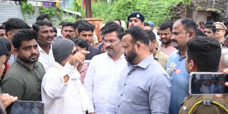 जिल्ह्यात ओला दुष्काळ सदृश्य परिस्थिती असल्याने सरसकट पंचनामे करण्याचे आदेश – पालकमंत्री गोरे..