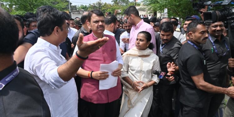 मुख्यमंत्री देवेंद्र फडणवीस यांची सोलापूर जिल्ह्यातील पूरग्रस्त भागाची पाहणी…