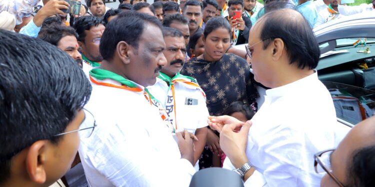 शेळगी ओढ्यामध्ये वाहून गेलेल्या रिक्षाचालकाला मदत देण्याची चंदनशिवे यांनी केली अजित दादाकडे मागणी..