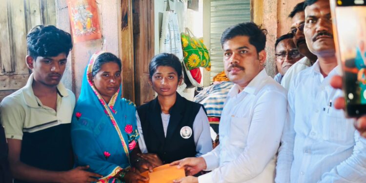 झारखंडमध्ये कार्यरत बार्शीपुत्र आयएएस अधिकारी रमेश घोलप यांनी शेतकऱ्यांसाठी दिले तीन महिन्यांचे वेतन