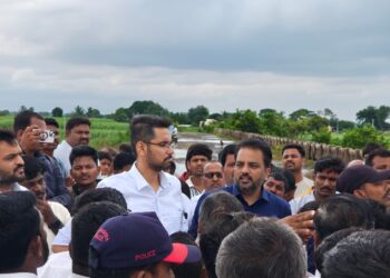 पूरग्रस्त मलिकपेठ गावात जिल्हाधिकारी आशीर्वाद यांची पाहणी; तातडीच्या मदतीचे निर्देश