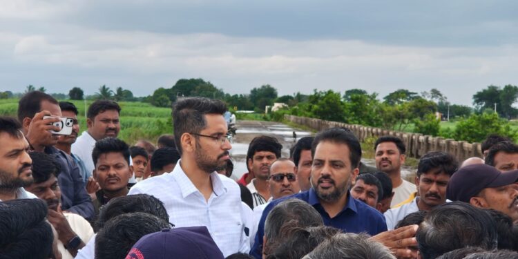 पूरग्रस्त मलिकपेठ गावात जिल्हाधिकारी आशीर्वाद यांची पाहणी; तातडीच्या मदतीचे निर्देश