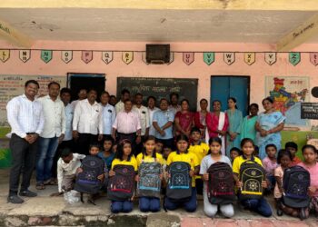 वडकबाळ मधील पूरग्रस्त भागातील विद्यार्थ्यांना अनुभव प्रतिष्ठानकडून मदतीचा हात