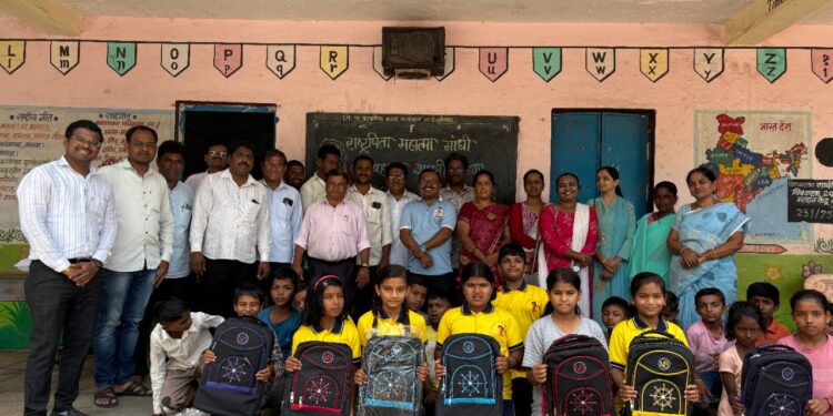 वडकबाळ मधील पूरग्रस्त भागातील विद्यार्थ्यांना अनुभव प्रतिष्ठानकडून मदतीचा हात