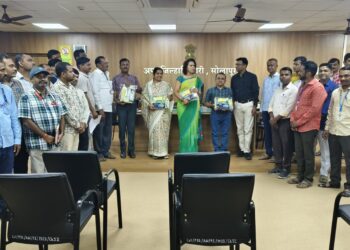 पूरग्रस्त विद्यार्थ्यांसाठी सोलापूर महसूल विभागाचा सामाजिक उपक्रम – ४०० शैक्षणिक साहित्य किट्स सुपूर्द