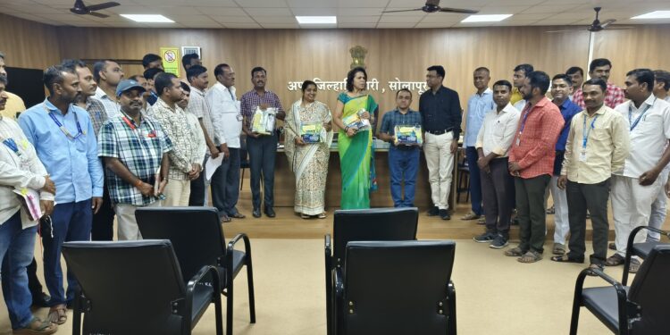 पूरग्रस्त विद्यार्थ्यांसाठी सोलापूर महसूल विभागाचा सामाजिक उपक्रम – ४०० शैक्षणिक साहित्य किट्स सुपूर्द
