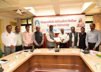 विद्यापीठ विभाग रँकिंग फ्रेमवर्क समितीची पुण्यश्लोक अहिल्यादेवी होळकर सोलापूर विद्यापीठात पाहणी!