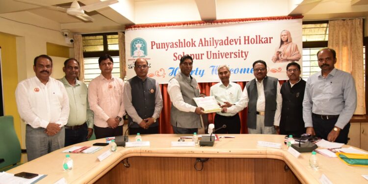 विद्यापीठ विभाग रँकिंग फ्रेमवर्क समितीची पुण्यश्लोक अहिल्यादेवी होळकर सोलापूर विद्यापीठात पाहणी!