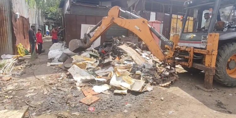 सोलापूर महानगरपालिकेची रस्त्यांवरील ‘अजोरा, मलबा, उचलणे कामास सुरवात