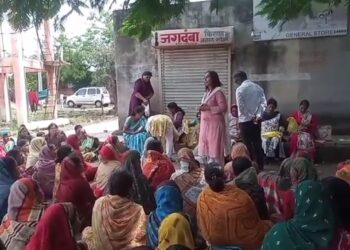 वर्ल्ड ऑफ वुमन्स संस्थेने पूरग्रस्त महिलांच्या आरोग्याची घेतली अशी काळजी ; मनगोळी गावात जीवनावश्यक वस्तूंचे वाटप