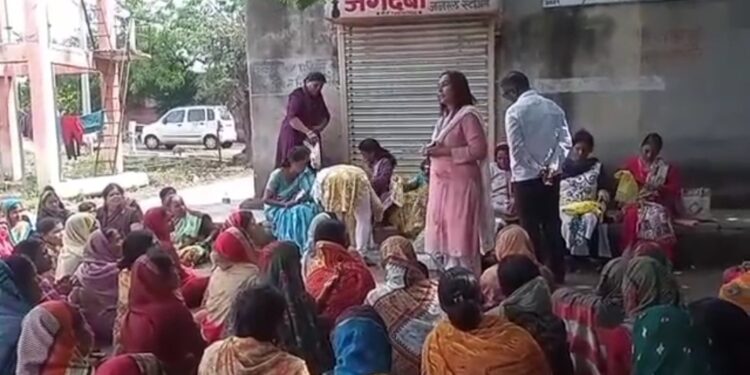 वर्ल्ड ऑफ वुमन्स संस्थेने पूरग्रस्त महिलांच्या आरोग्याची घेतली अशी काळजी ; मनगोळी गावात जीवनावश्यक वस्तूंचे वाटप