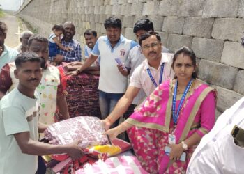 पूरग्रस्तांसाठी उत्तर सोलापूर तहसिल कार्यालयाकडून मदत साहित्याचे वाटप…