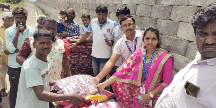 पूरग्रस्तांसाठी उत्तर सोलापूर तहसिल कार्यालयाकडून मदत साहित्याचे वाटप…