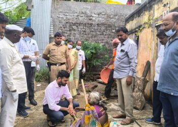 सोलापूर जिल्ह्यात पुरग्रस्त गावात युध्दपातळीवर स्वच्छता मोहिम …