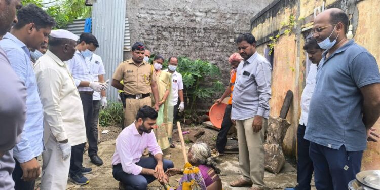 सोलापूर जिल्ह्यात पुरग्रस्त गावात युध्दपातळीवर स्वच्छता मोहिम …