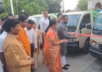 पालकमंत्री जयकुमार गोरे यांच्या हस्ते २५ घंटागाड्यांचे लोकार्पण..