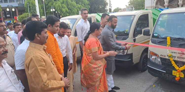 पालकमंत्री जयकुमार गोरे यांच्या हस्ते २५ घंटागाड्यांचे लोकार्पण..