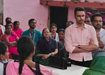 पासलेवाडी येथे पूरग्रस्तांसाठी आरोग्य शिबिरादरम्यान  जिल्हाधिकारी,मुख्य कार्यकारी अधिकारी यांची भेट: