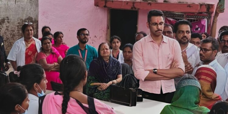 पासलेवाडी येथे पूरग्रस्तांसाठी आरोग्य शिबिरादरम्यान  जिल्हाधिकारी,मुख्य कार्यकारी अधिकारी यांची भेट: