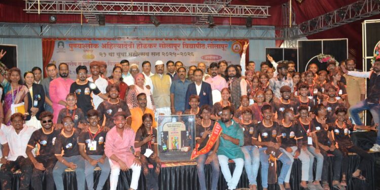 बार्शीच्या शिवाजी महाविद्यालयास युवा महोत्सवाचे सर्वसाधारण विजेतेपद…