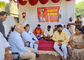 माजी केंद्रीय गृहमंत्री सुशीलकुमार शिंदे यांनी बंजारा समाजाच्या आंदोलन स्थळी भेट देऊन जाहीर पाठिंबा व्यक्त केला.