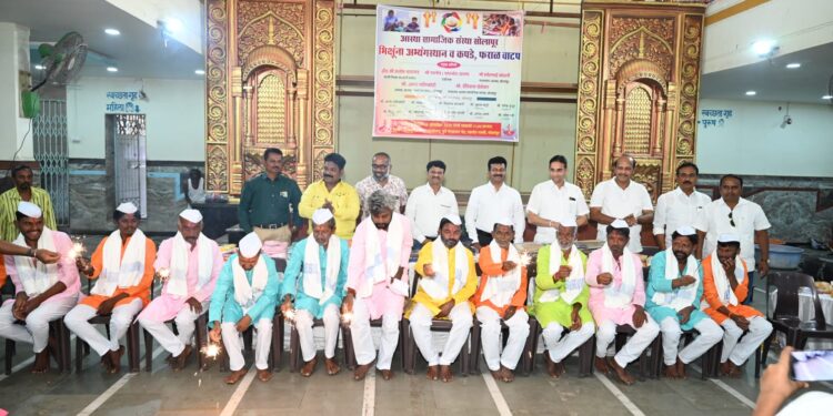 आस्था सामाजिक संस्थेने घातले निराधारांना अभ्यंगस्नान ; नवीन कपडे ,दिवाळीचा फराळ आणि फटाके फोडून केला आनंद व्यक्त