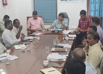 सोलापूर शहरातील उड्डाणपूल तसेच पाणीपुरवठा आदी विविध विषयासंदर्भात मुख्यमंत्र्यांच्या आर्थिक सल्लागार प्रवीण सिंह परदेशी यांनी महापालिका सभागृहात घेतली बैठक…