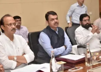मंत्रिमंडळ बैठकीत मंत्री – प्रशासनात वाद: चक्क मुख्यमंत्र्यांवर आली मध्यस्थी करण्याची वेळ