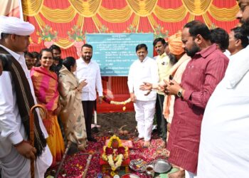 पालकमंत्री जयकुमार गोरे यांच्या हस्ते हत्तुर गावात विविध विकास कामांचे भूमिपूजन