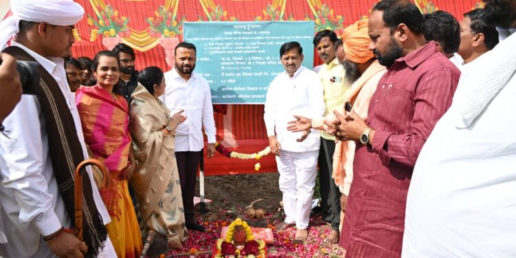 पालकमंत्री जयकुमार गोरे यांच्या हस्ते हत्तुर गावात विविध विकास कामांचे भूमिपूजन