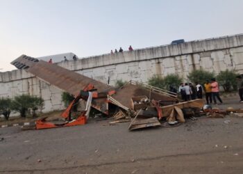 सोलापूर-पुणे महामार्गावर माल वाहतूक करणारा रिकामा ट्रेलर उड्डाणपुलावरून खाली पडला