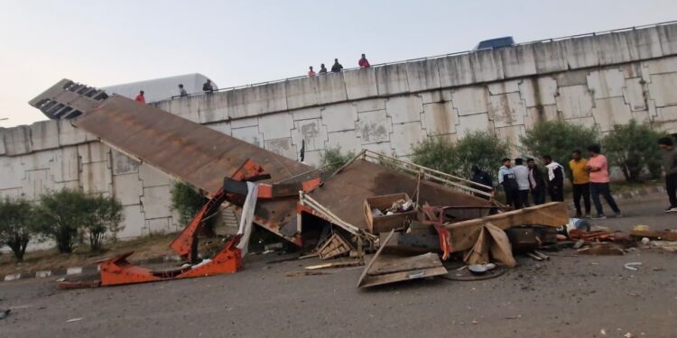 सोलापूर-पुणे महामार्गावर माल वाहतूक करणारा रिकामा ट्रेलर उड्डाणपुलावरून खाली पडला
